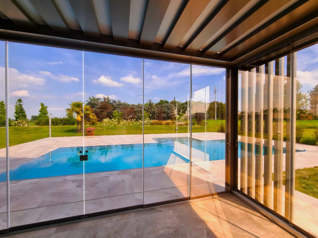 Interno della pergola a specchio a bordo piscina, progetto di architettura esterni e architetto giardino di Arché Landscape Atelier.